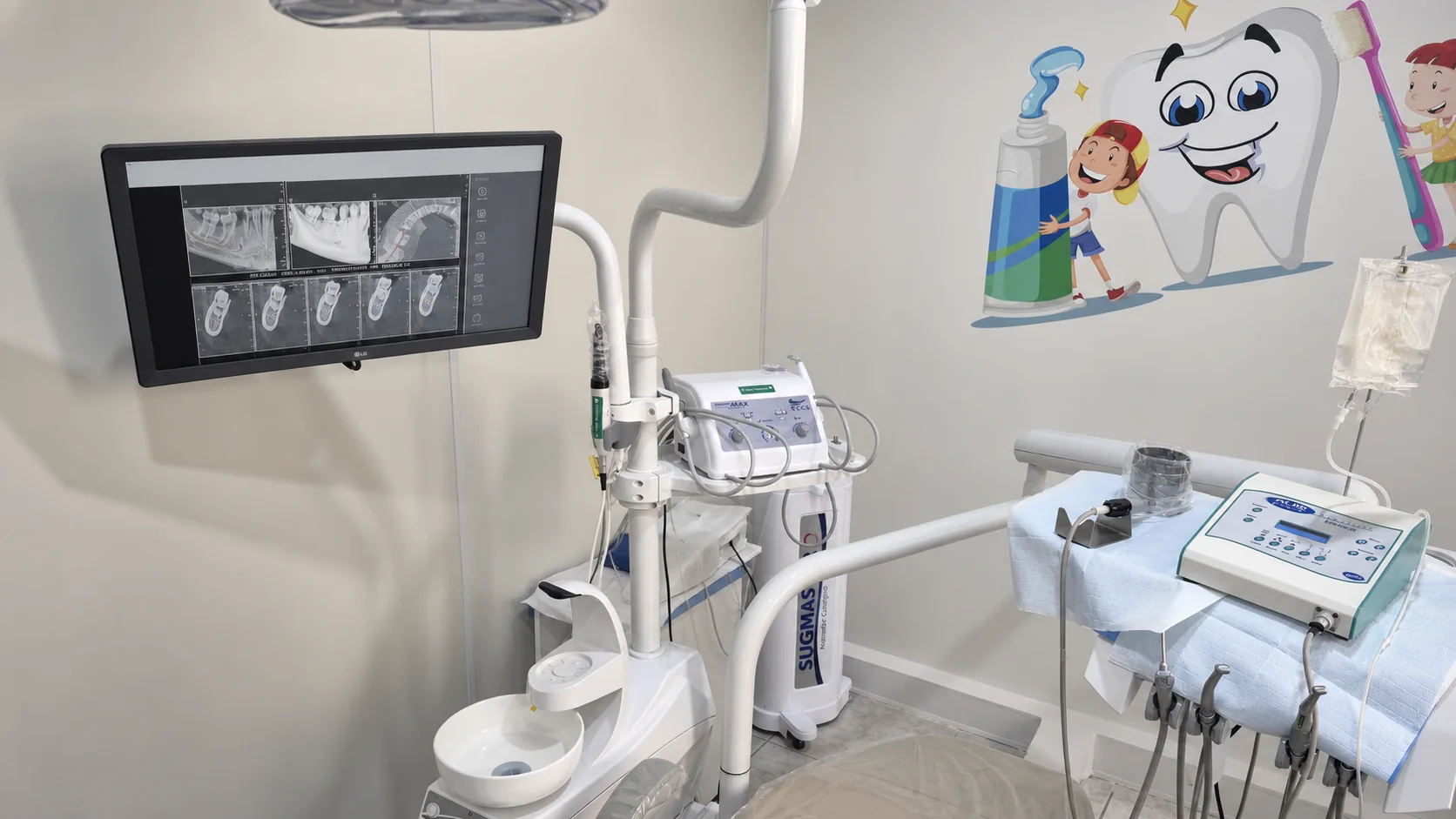 Consultório odontológico da Odonto Plus com equipamentos e monitor de imagem